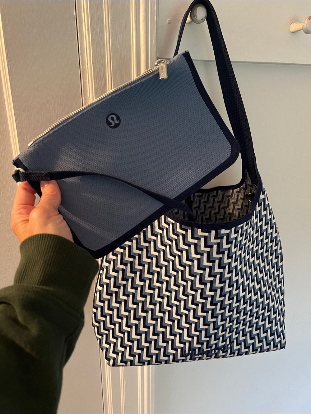 lululemon shoulder bag 12L monogram shoulder bag blue/navy/ivory - Picture 3 of 3